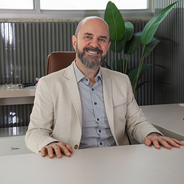 Retrato do Dr. Arilton Ferreira, cirurgião e infectologista